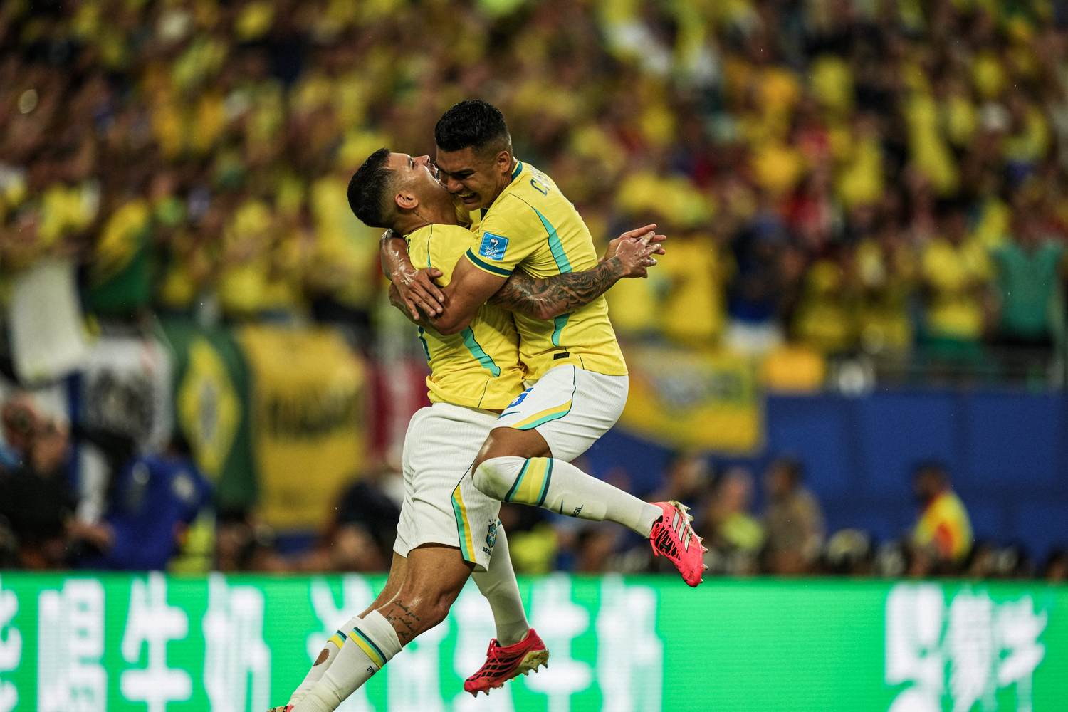L'abbraccio in volo dopo un gol del Brasile, Scozia-Brasile, Mondiali 2026, Miami, 24 giugno 2026. Foto di Luca Taddeo