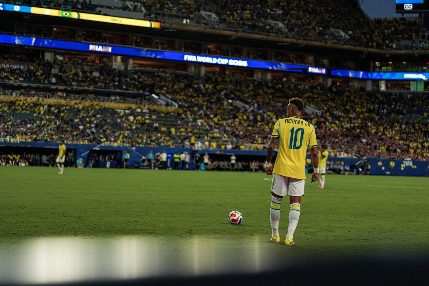 Neymar davanti al pallone all'Hard Rock Stadium, Scozia-Brasile, Mondiali 2026, Miami, 24 giugno 2026. Foto di Luca Taddeo