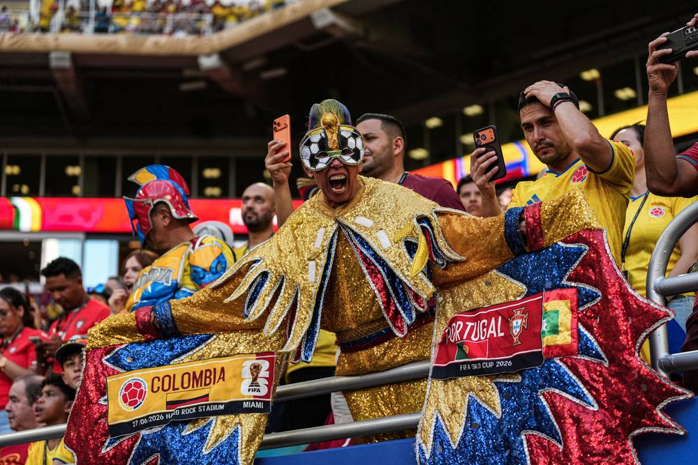 Tifoso in costume di paillettes sugli spalti, Colombia-Portogallo, Mondiali 2026, Miami, 27 giugno 2026. Foto di Luca Taddeo
